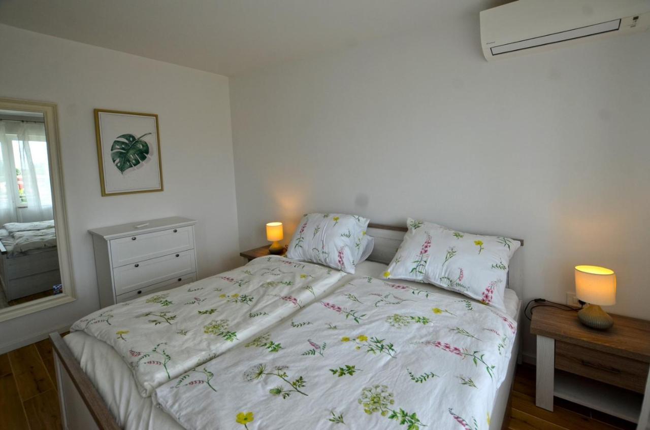 Sarah Apartment Ровинь Экстерьер фото